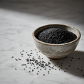 Semințe de susan negru în bol ceramic rustic
