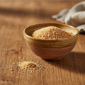 Granule de usturoi în bol ceramic rustic